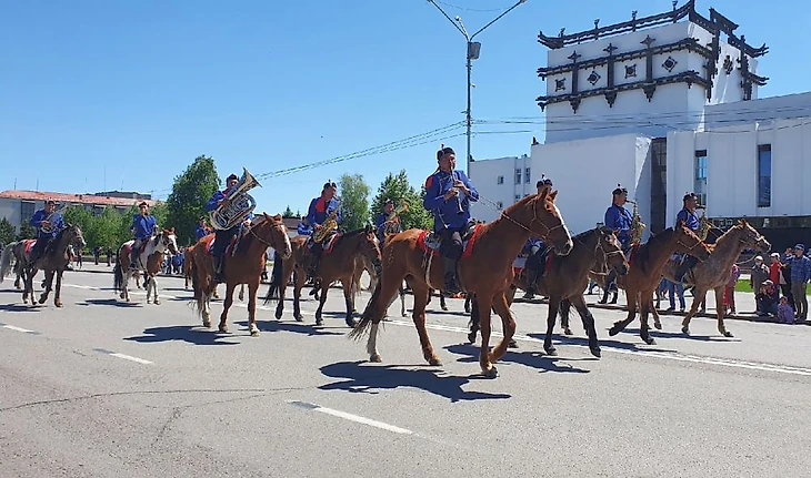 Тувинский духовой оркестр на лошадях