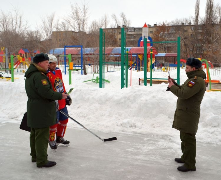 Военные фотографируются с домбаровскими хоккеистами