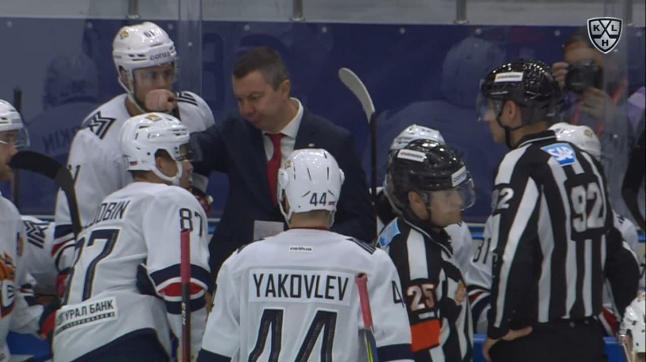 Мем дня: тренер «Магнитки» настучал своему игроку по шлему. Тот пнул соперника и получил удаление в концовке