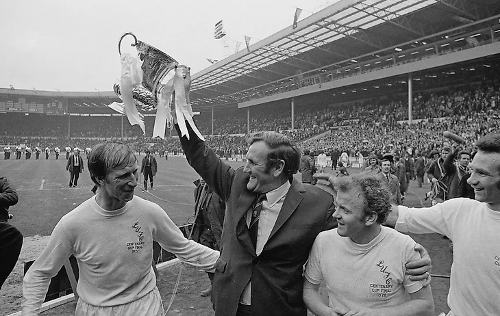 Джек Чарльтон (слева) и тренер «Лидса» - Дон Реви (по центру с Кубком лиги)