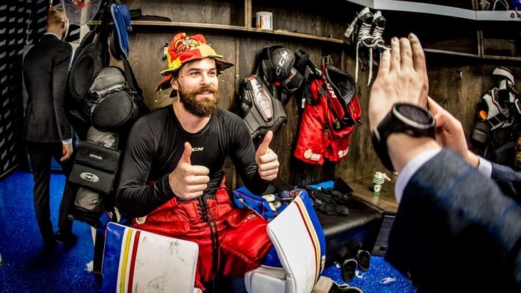 Нереальный сэйв из КХЛ. Вратарь вытащил шайбу из-за спины