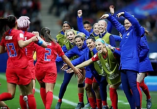 Женская сборная США разгромила Таиланд 13:0. Команду критикуют за надменность, а ее тренер считает, что это сексизм