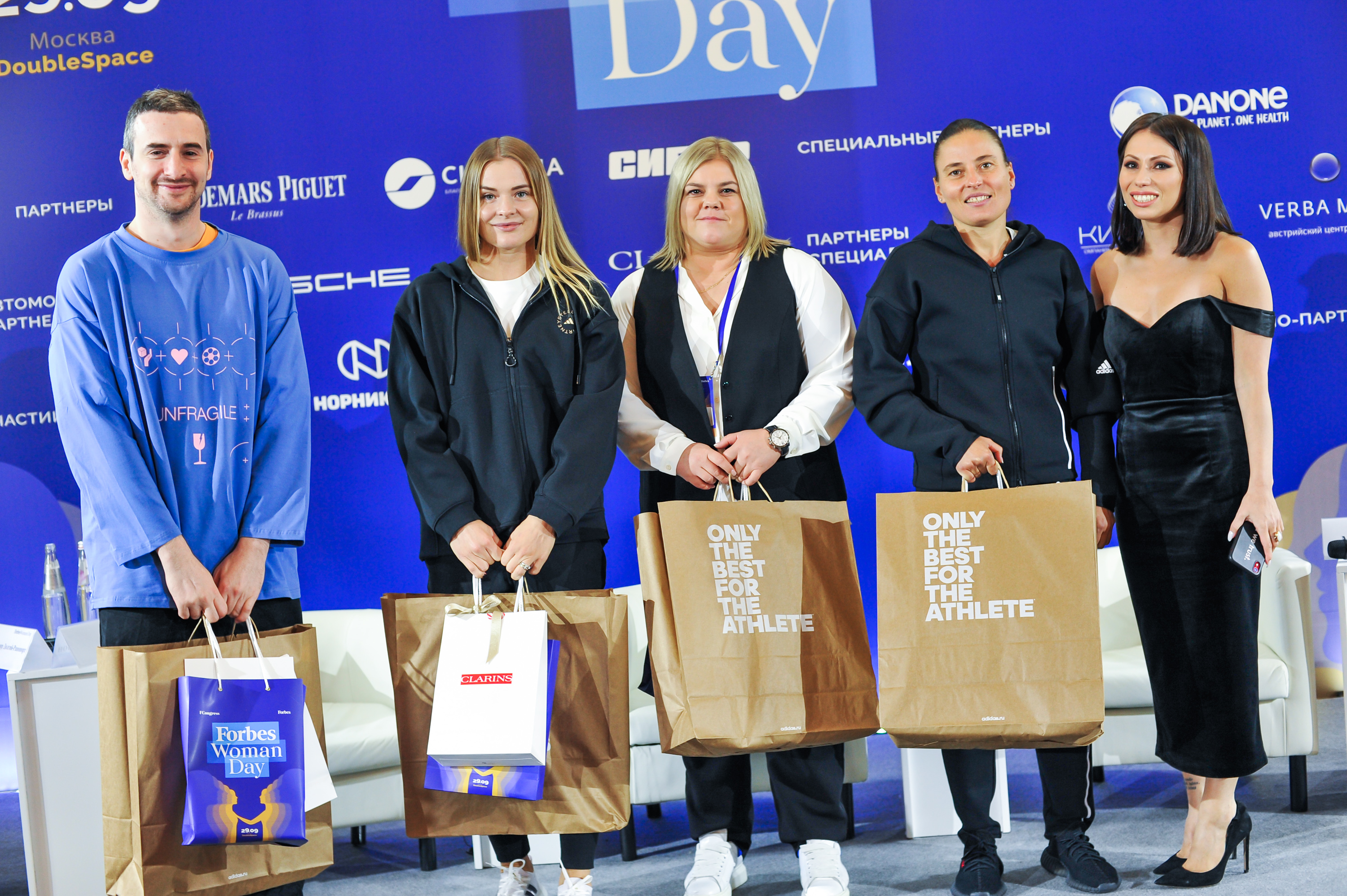 «Нам писали про варку борщей, стирку носков и ублажение мужчин». Спортсменки мощно выступили за гендерное равенство