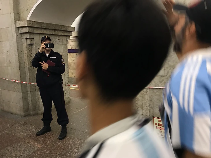 Аргентинцы и полицейский