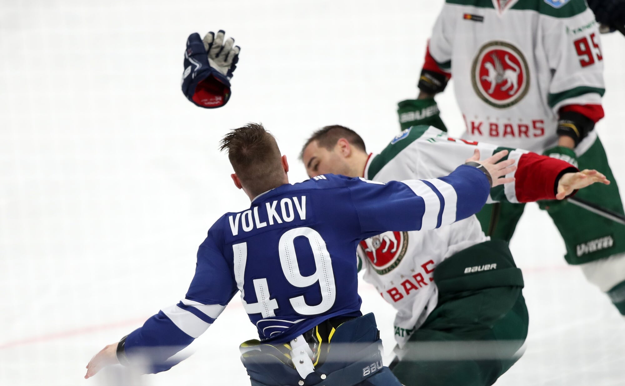 Волков и Кормье подрались словно во дворе. Нет, речь не про ММА – простой матч КХЛ
