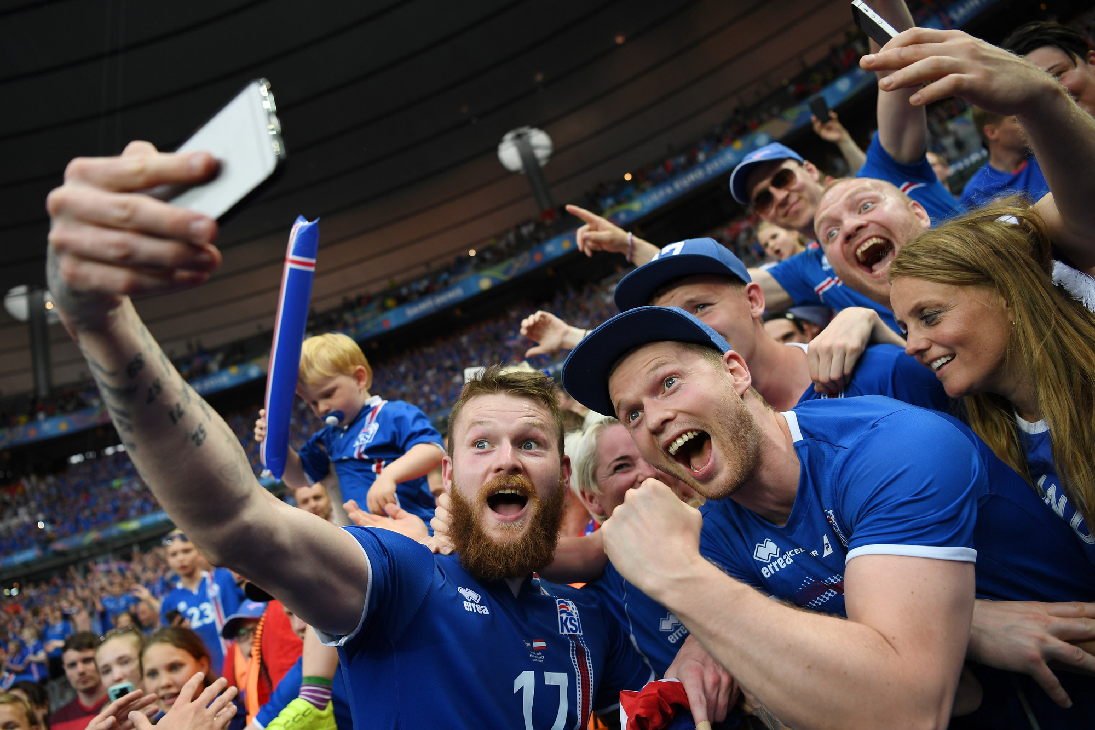 Чемпионат исландии по футболу. Исландия на евро 2016. Исландия болельщики. Исландские фанаты евро 2016. Исландия евро 2016 фанаты.