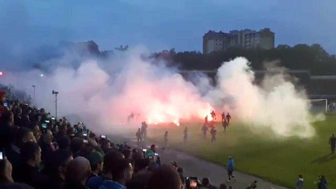 Фанаты расстроились и забросали поле файерами в матче Кубка Украины