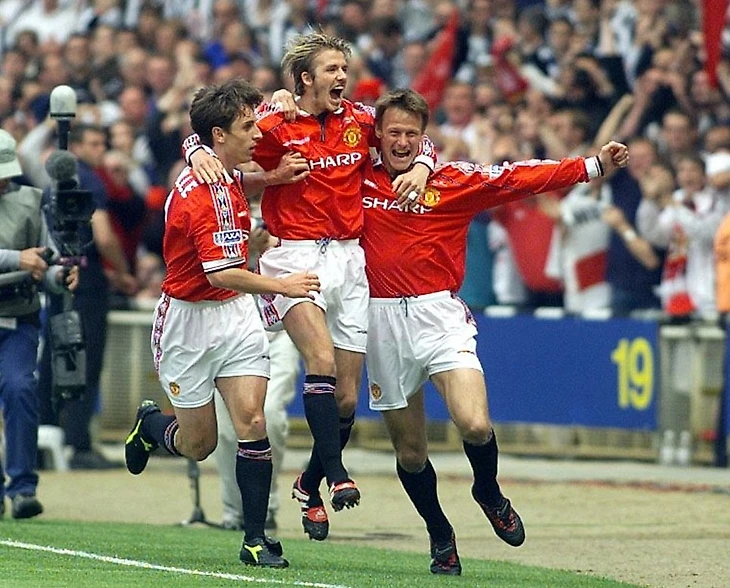 Гари Невилл, Дэвид Бекхэм и Тедди Шерингем празднуют победу команды над «Ньюкаслом» в финале Кубка Англии (1999 год, 2-0). Через четыре дня «Юнайтед» обыграет «Баварию» и сделает требл