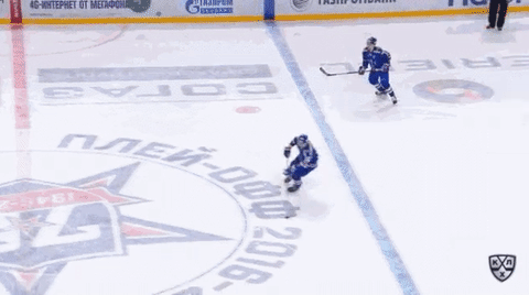 СКА забивает с центра площадки