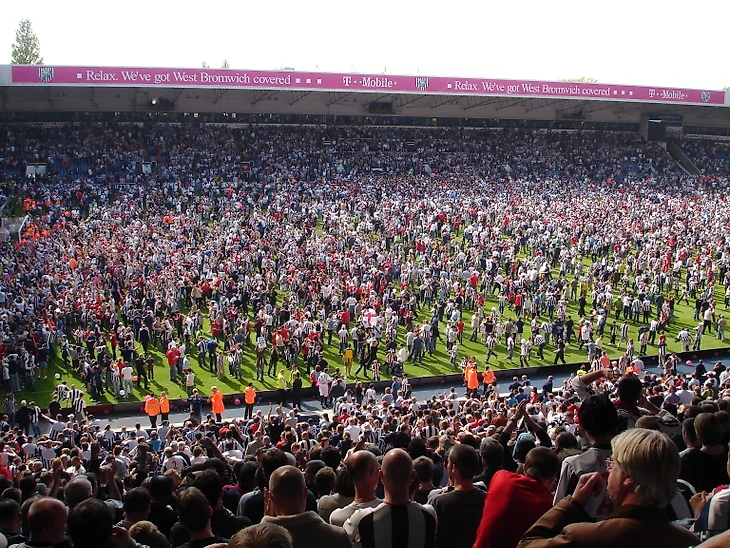 Pitch invasion после завершения Великого Побега Вест Бромвича в 2004 году