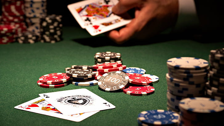 Покер в реальной жизни: какие уроки можно извлечь из игры за столом
