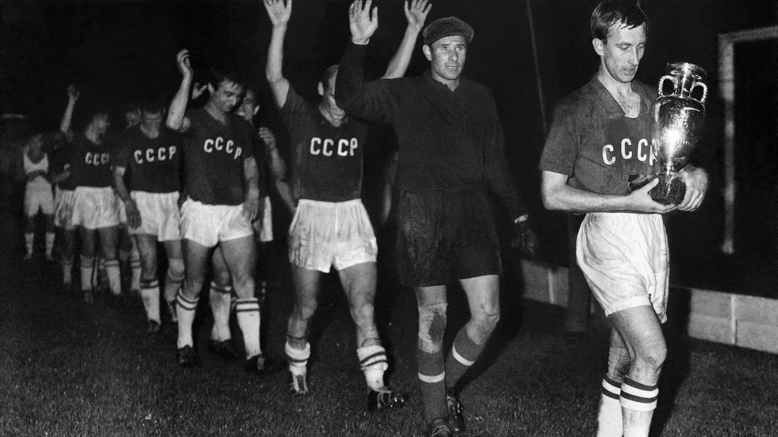 Чемпионат ссср 1960. Сборная СССР чемпион Европы по футболу 1960. Яшин чемпион Европы 1960. Сборная СССР 1960 чемпион Европы. Лев Яшин Чемпионат Европы 1960.