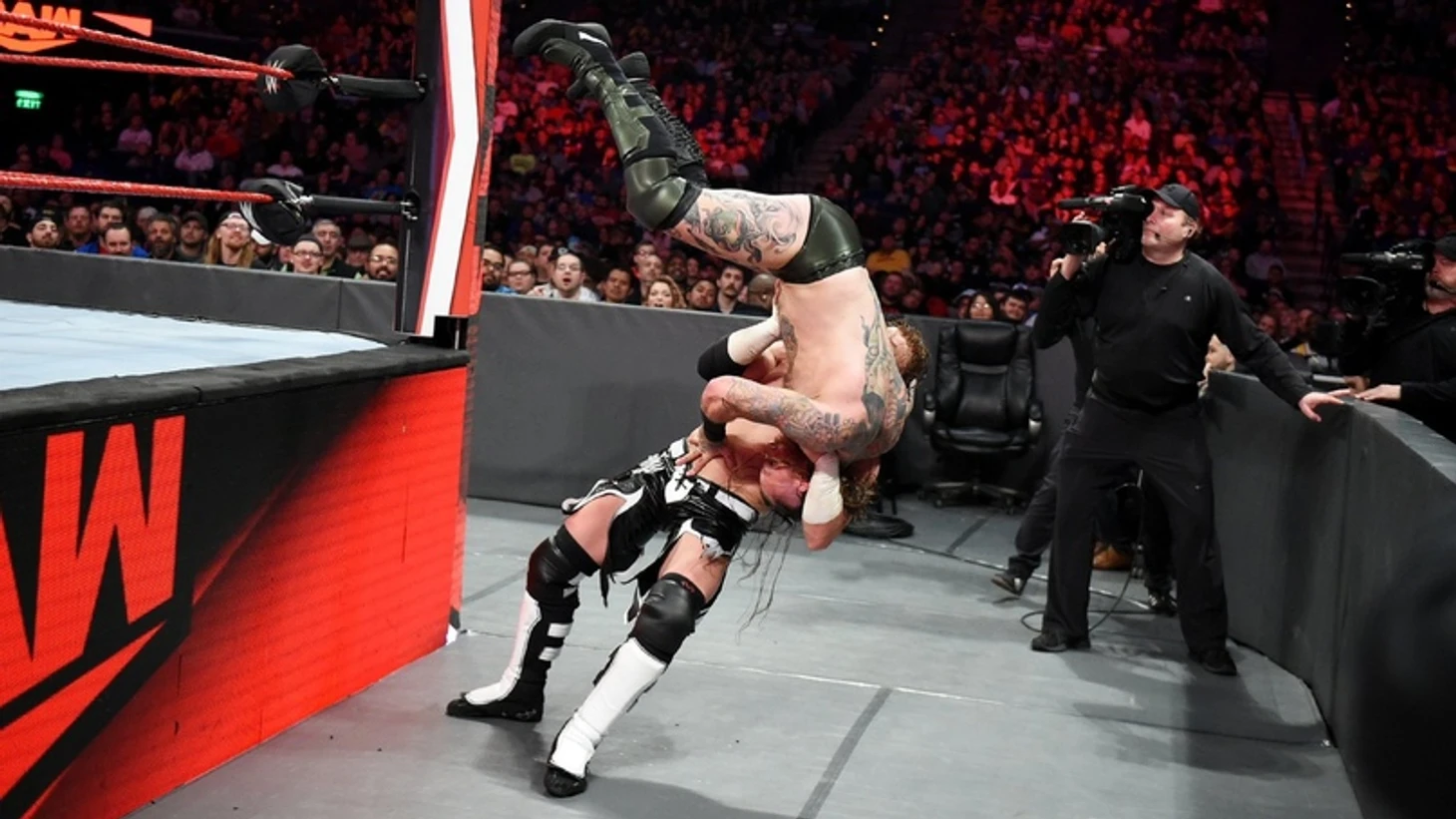 Обзор WWE Monday Night RAW 13.01.2020, изображение №24