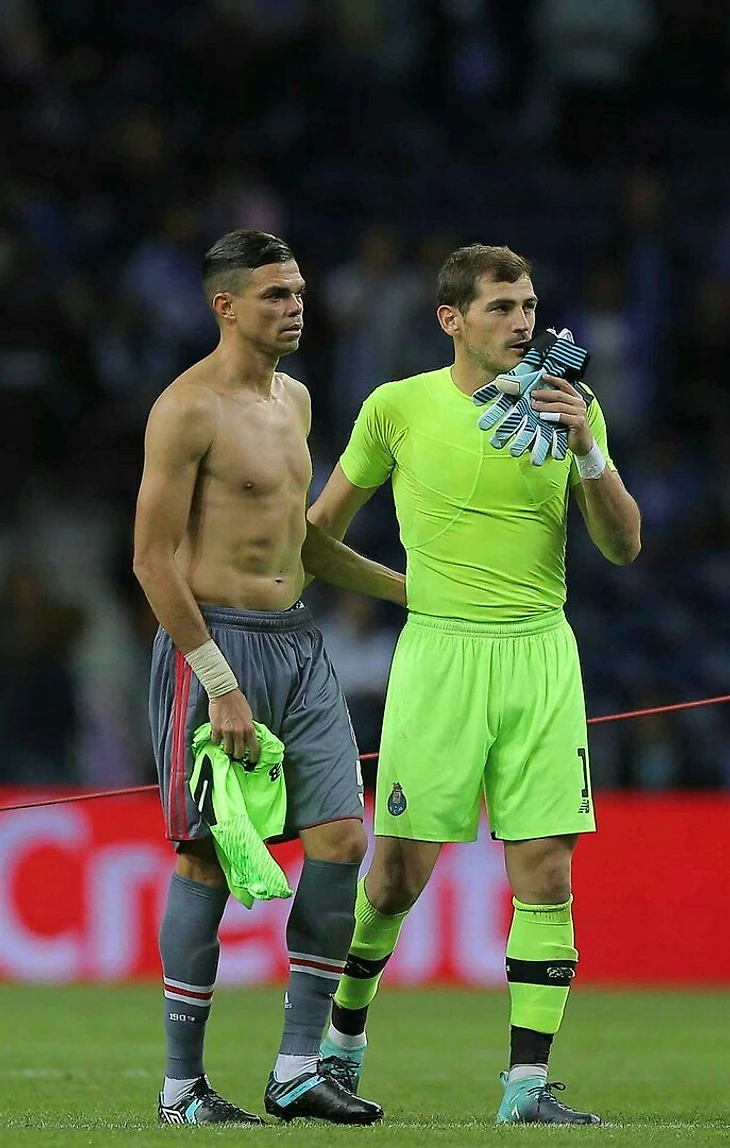 Пепе и Икер Касильяс после матча ЛЧ между Бешикташем и Порту