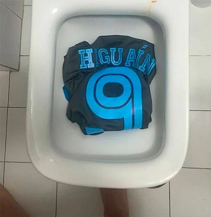 Болельщики Наполи резко отреагировали на переход Гонсало Игуаина в Ювентус