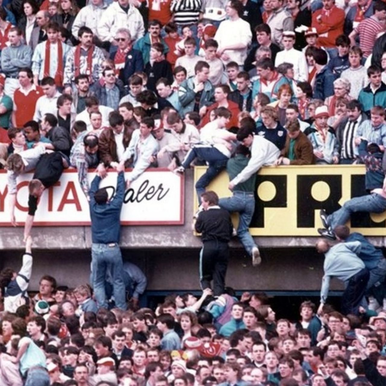 Сегодня в 15 25. Трагедия на стадионе Хиллсборо в 1989. 15 Апреля 1989 года на стадионе Хиллсборо. Трагедия в Хиллсборо Ливерпуль.
