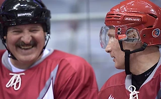 Путин и Лукашенко обожают хоккей. Мы посчитали, кто из них больше забивает