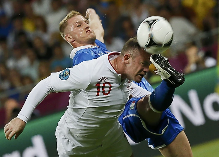 Пропустив из-за дисквалификации первые два матча Евро-2012, Руни принёс Англии победу над Украиной и рвался к виктории в четвертьфинале. Однако судьба была непреклонна - Англия вылетела по пенальти