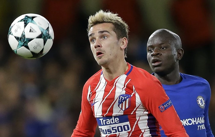 Antoine Griezmann sigue la trayectoria del balón.