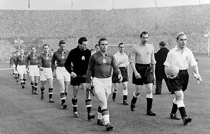 Рис. 4. Сборные Англии и Венгрии выходят на поле «Уэмбли»