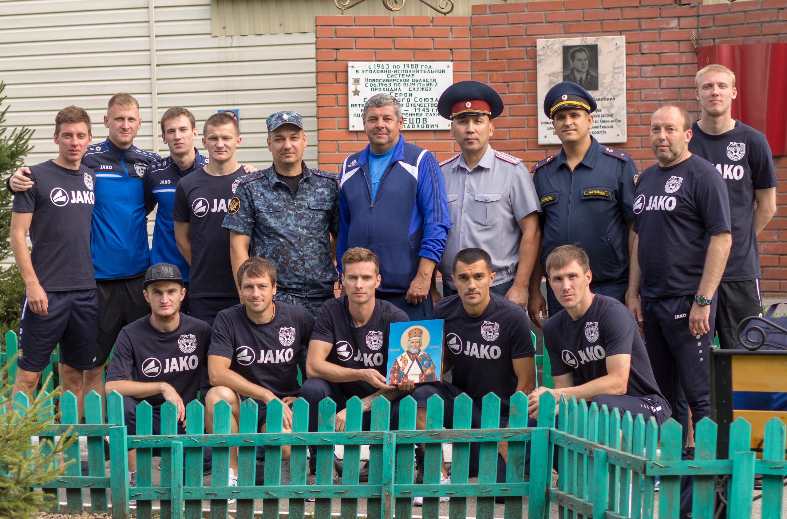 «Новосибирск» сыграл товарищеский матч в колонии: сходили на экскурсию, получили резной корабль