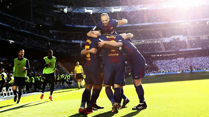 «Барса» празднует победу в Бернабеу.