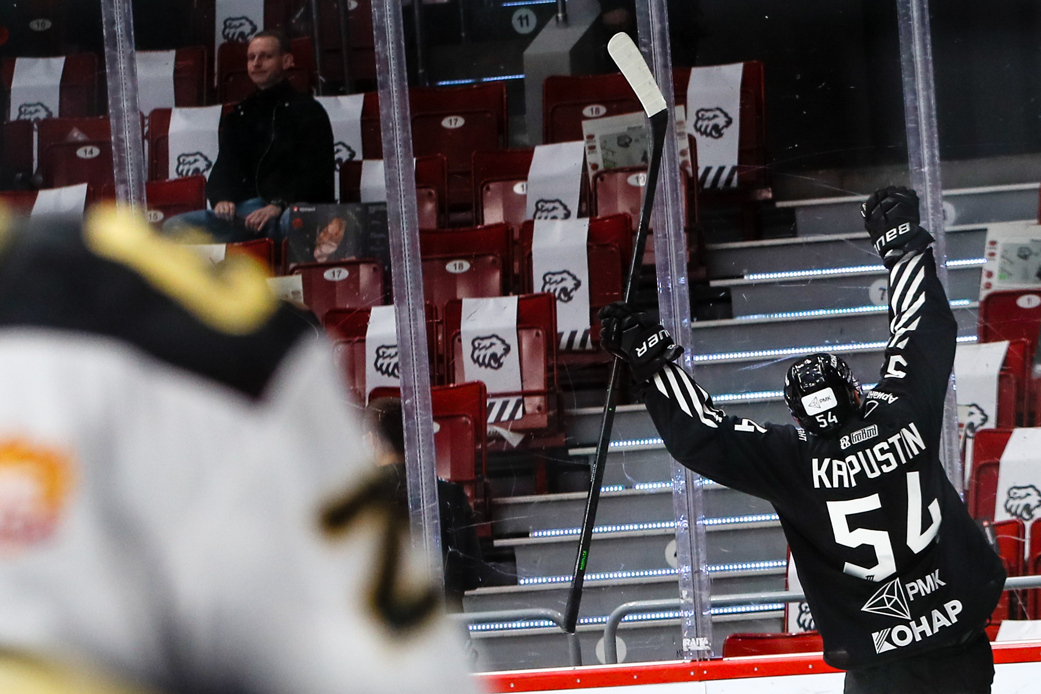 «Трактор» обыграл «Авангард» в обоюдоострой игре