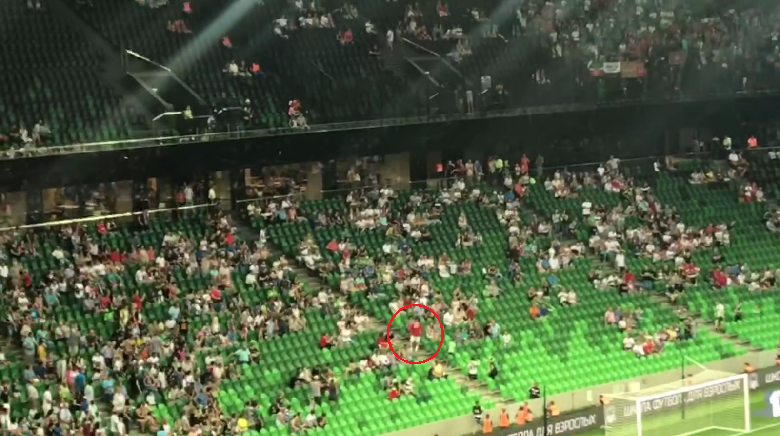 Смолов забежал на трибуну и подарил футболку болельщику перед матчем с &#171;Краснодаром&#187;