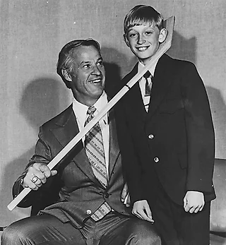 43 года назад Гретцки и Хоу впервые сыграли друг против друга в НХЛ. К этому моменту они уже были друганами