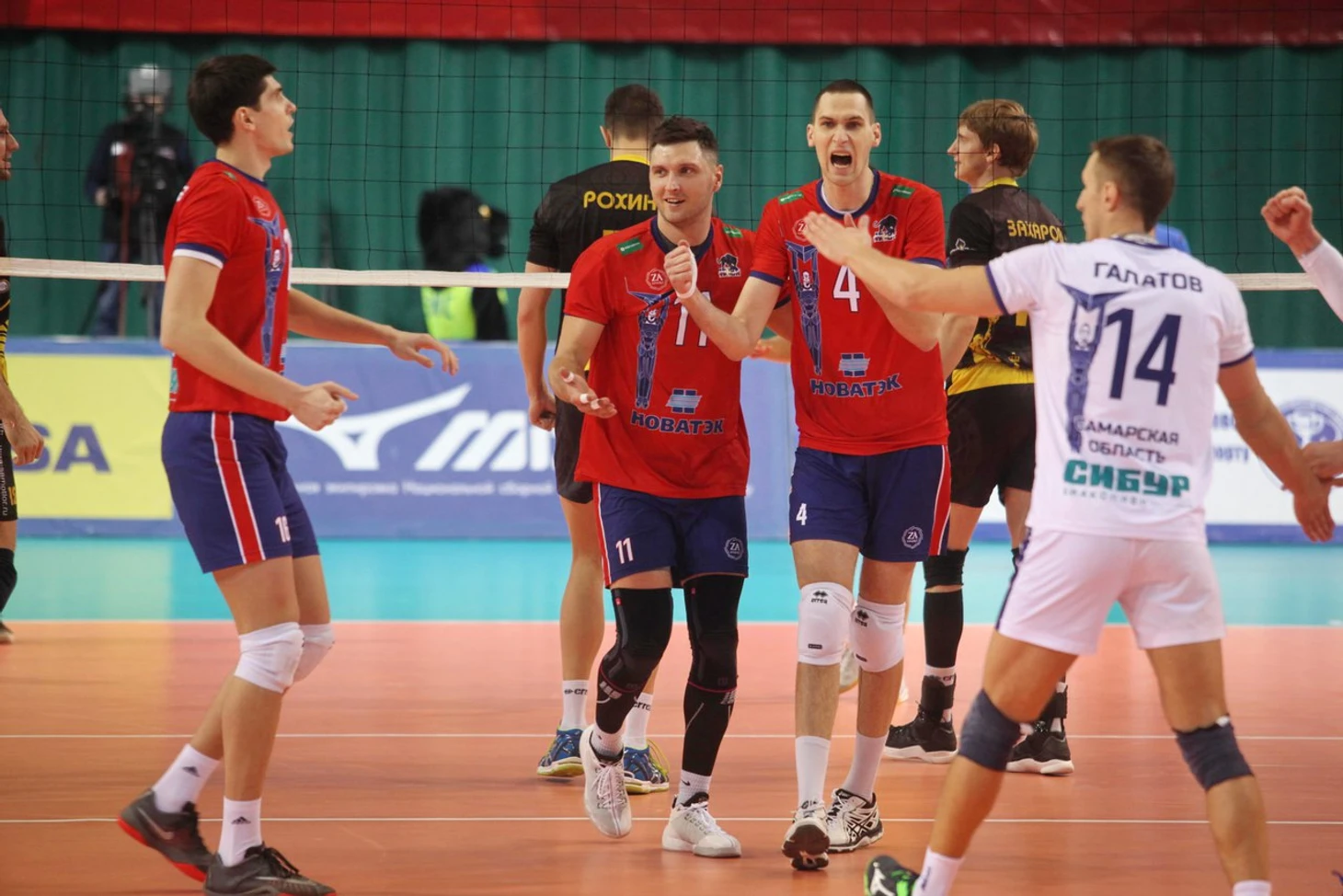 Радость самарских игроков после забитого мяча