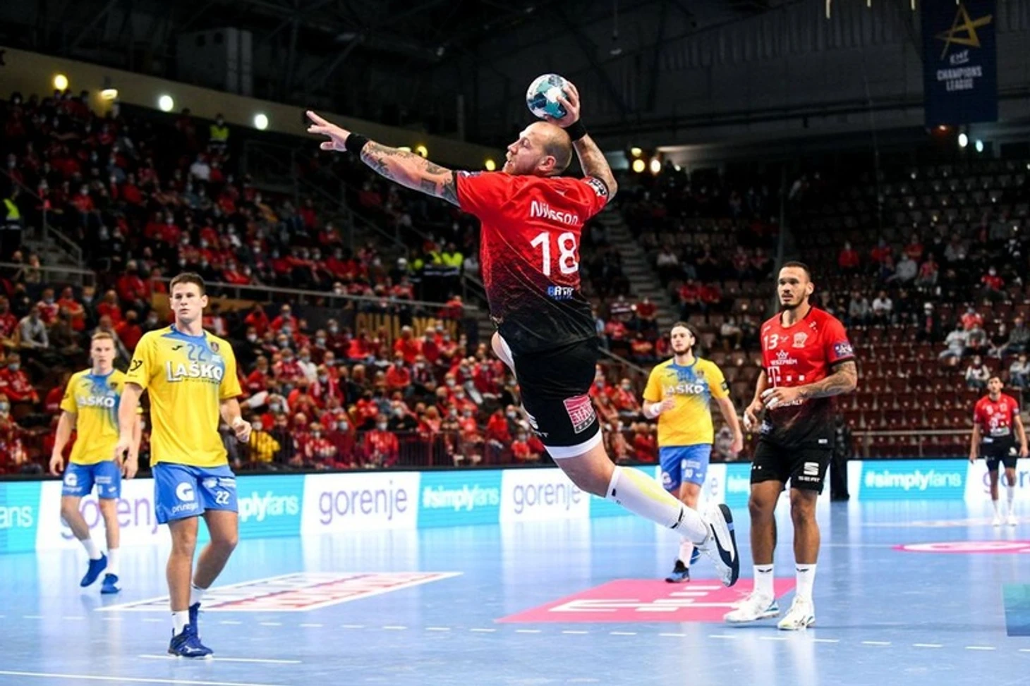 Лига чемпионов. Ничего, что могло удивить. У грани приличий, а где — и за ней…, изображение №1