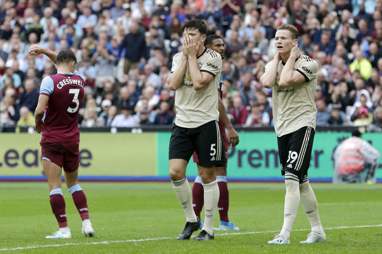 Юнайтед Манчестер игроки на скамейки. Manchester United vs West Ham United. Манчестер дно. Westham vs mu.