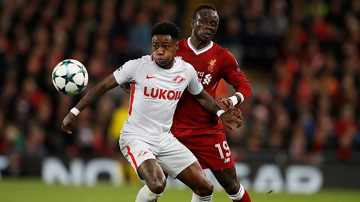 Квинси ПРОМЕС (слева) в борьбе с игроком &quout;Ливерпуля&quout; Садио МАНЕ. Фото REUTERS