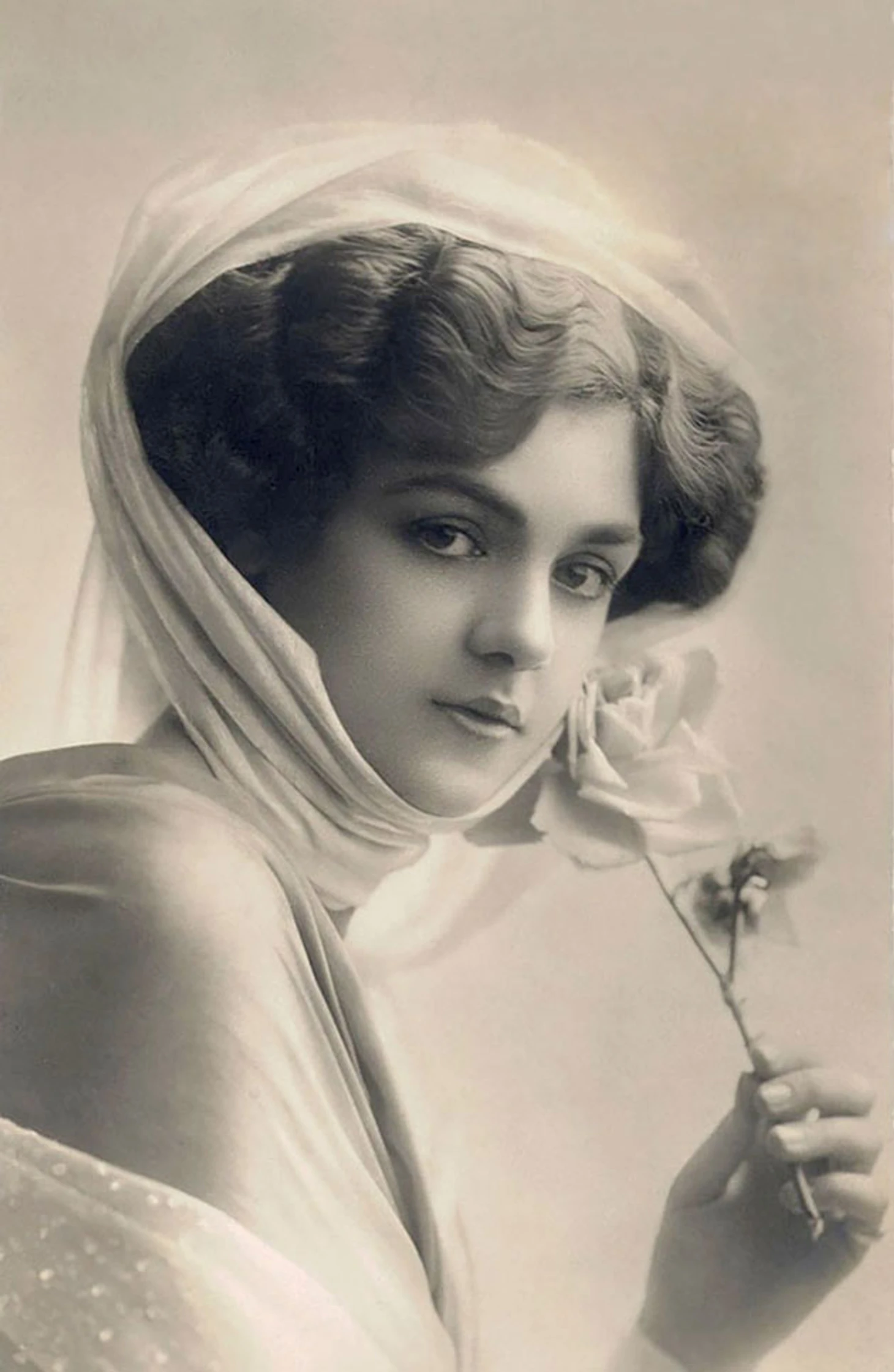 Women’s Beauty 100 Years Ago In Vintage Postcards
