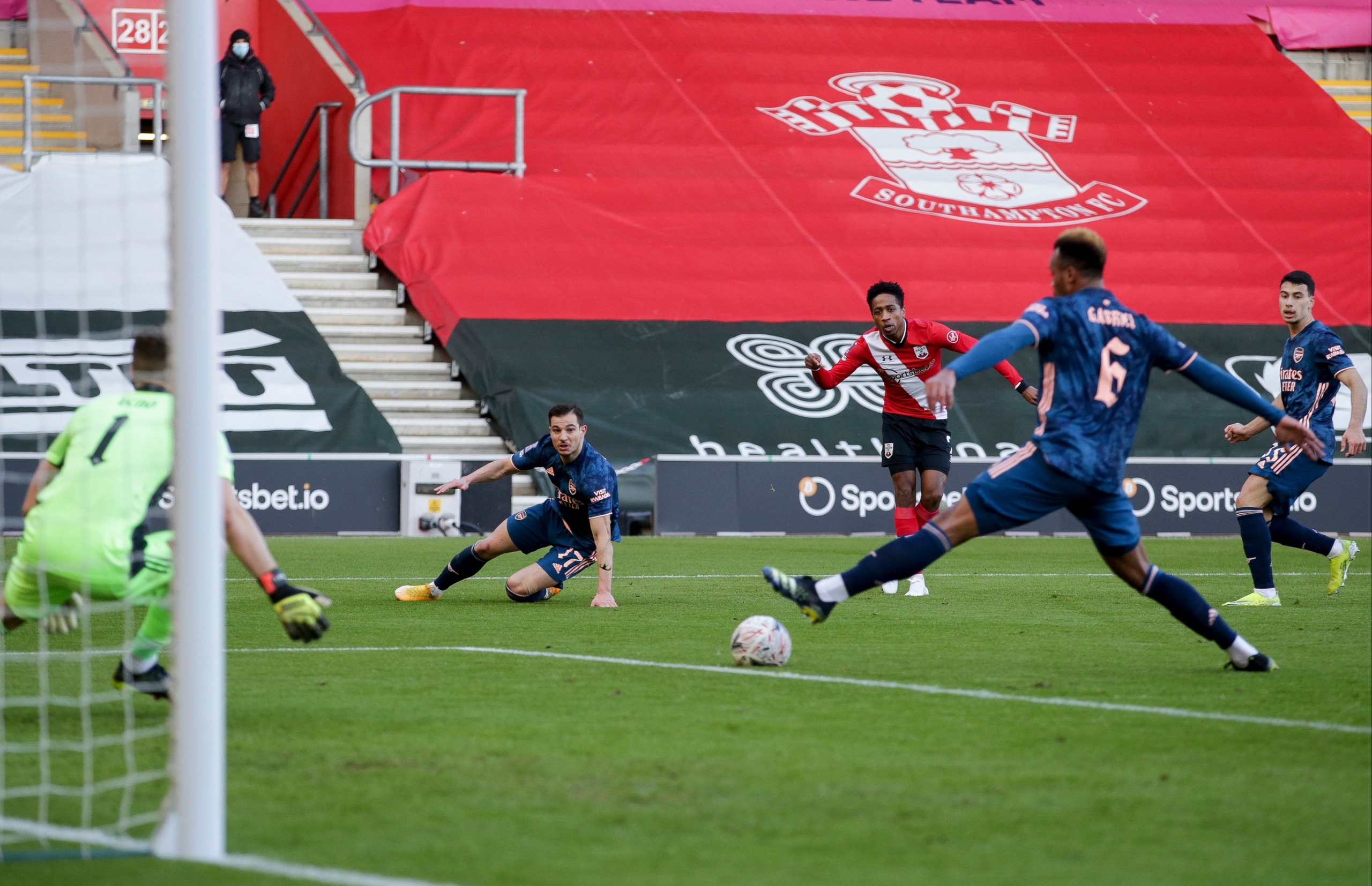 «Арсенал» вылетел из Кубка Англии из-за изящного автогола: защитник подправил мяч так, чтобы он прошел идеально подмышкой у вратаря