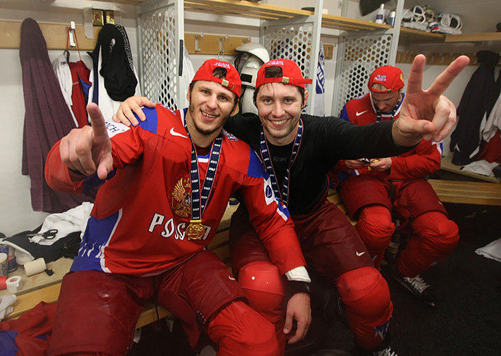 Самолет совершил экстренную посадку из-за пьяного хоккеиста. Рассказываем, кто это такой