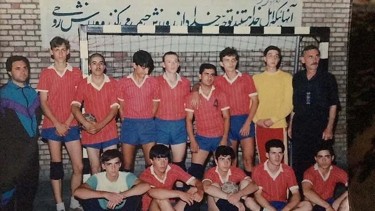 Юношеская сборная Азербайджана на турнире в Иране. Эмиль Агакиши — второй справа в нижнем ряду. Тренер — Владимир Короткий