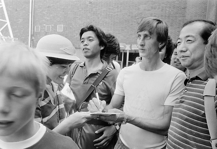 Johan_Cruijff_met_Japanse_fans