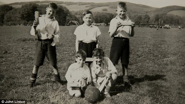 Бунтарь Алекс со своим первым футбольным трофеем (крайний слева)
