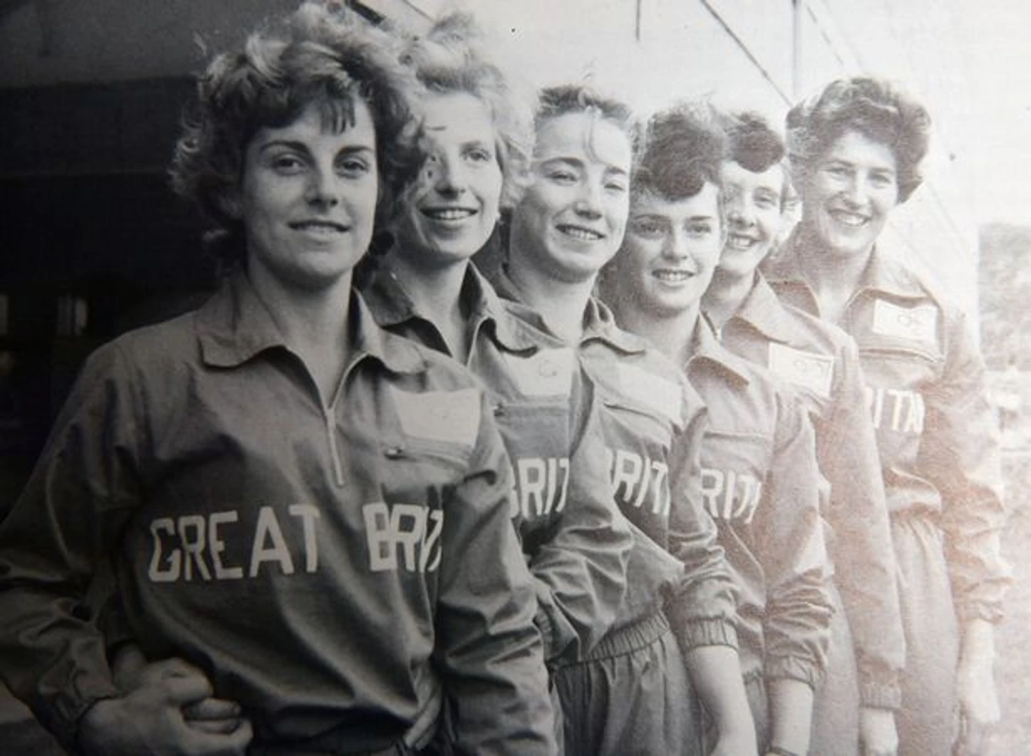 Гвинед Лингард (слева) с женской олимпийской командой по спортивной гимнастике. 1960 г. Фото: Walesonline