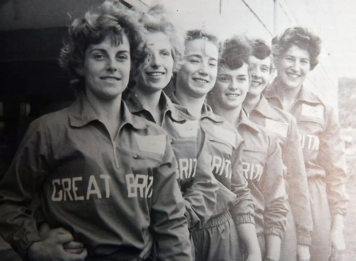 Гвинед Лингард (слева) с женской олимпийской командой по спортивной гимнастике. 1960 г. Фото: Walesonline 