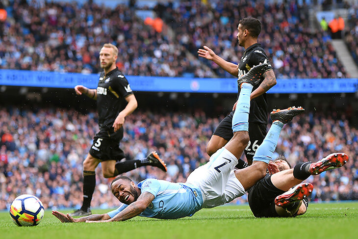 У Стерлинга рекорд АПЛ по заработанным пенальти и хейт за нырки. Так он симулянт или нет?