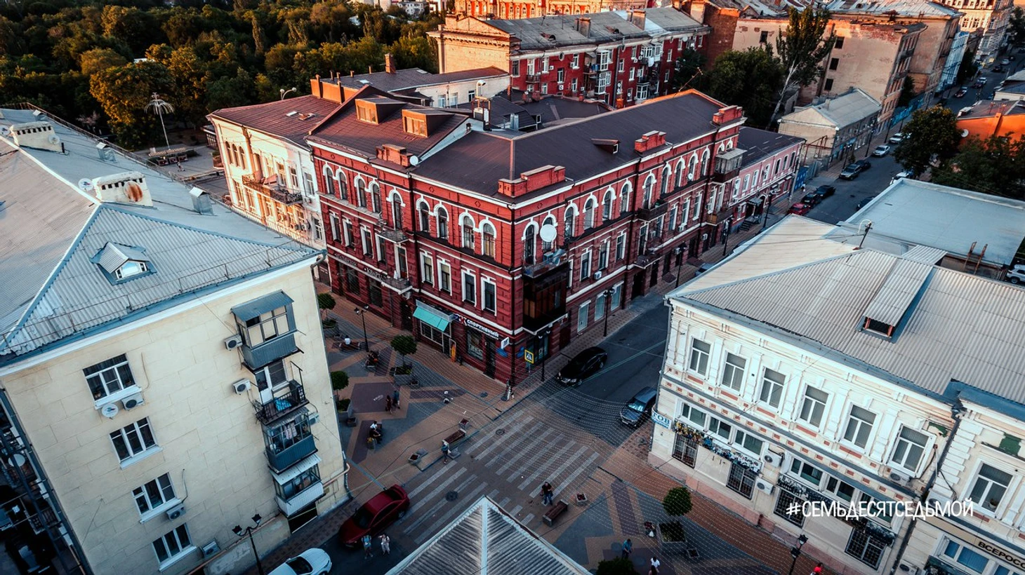 р
