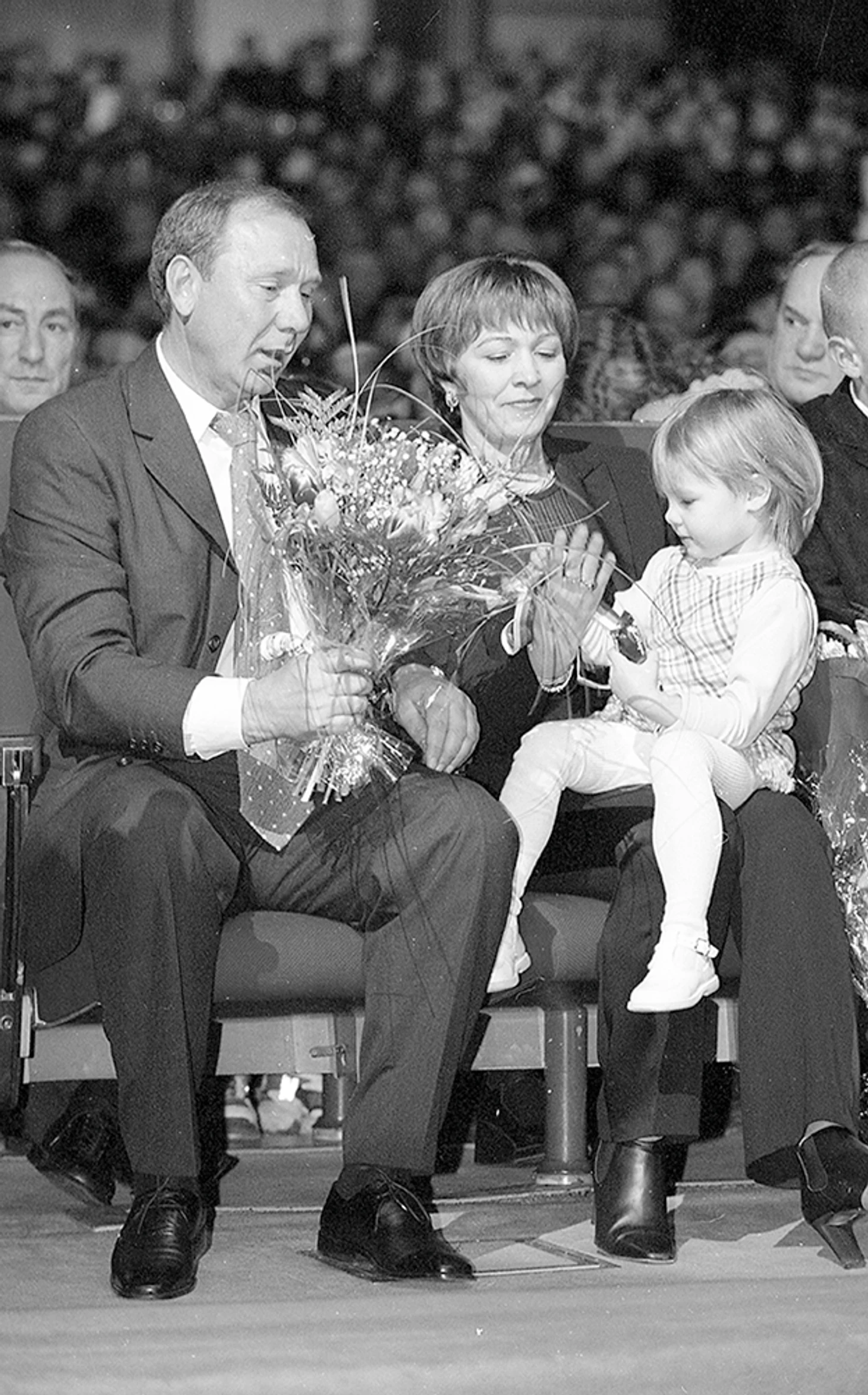 29 января 2001 года. Москва. Олег Романцев с супругой и внучкой Алиной