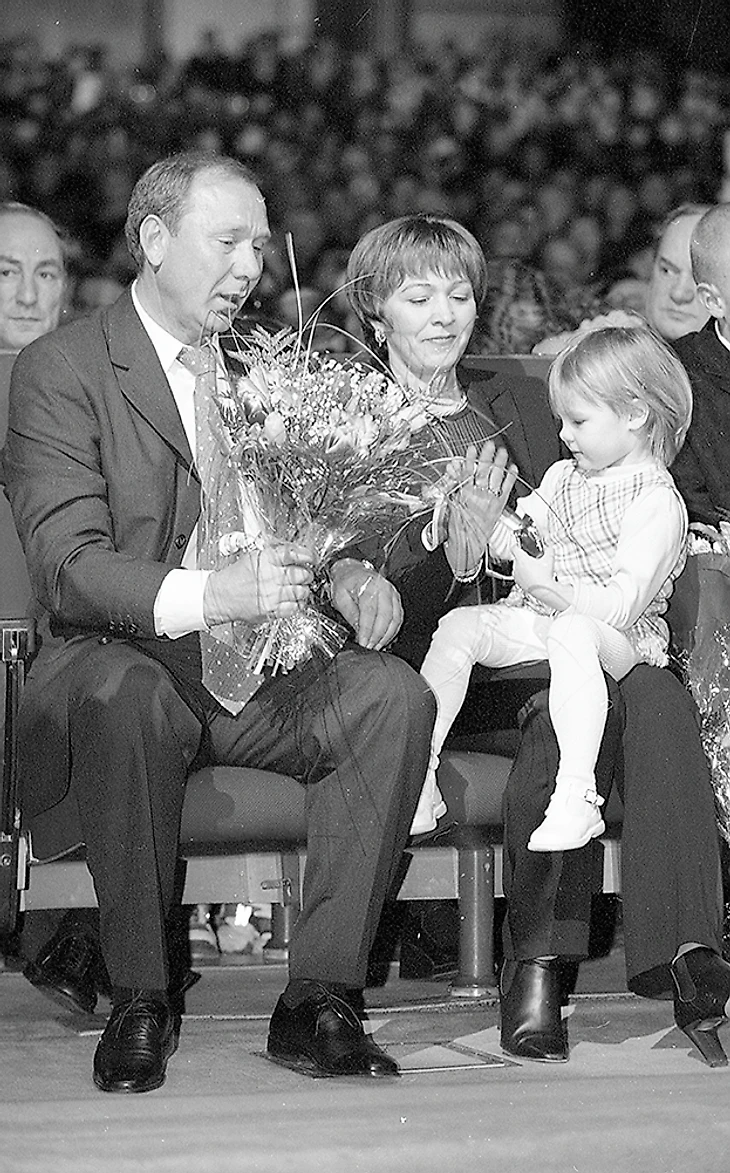 29 января 2001 года. Москва. Олег Романцев с супругой и внучкой Алиной