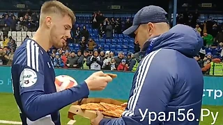 🍕Владимир Сычевой получил пиццу прямо на поле (видео)