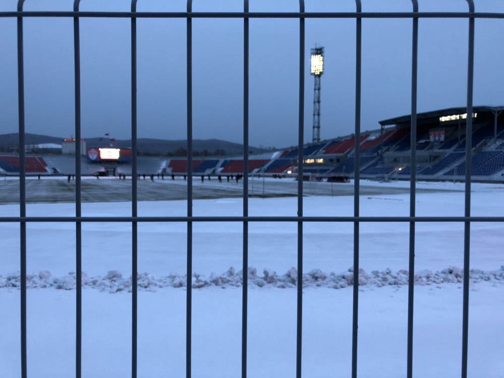 Белый ад в Красноярске. Стадион «Енисея» в снегу, а «Ахмат» не хочет играть