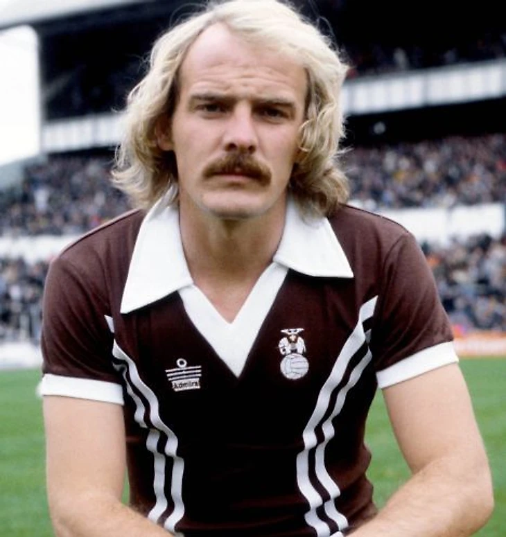 Игрок &quout;Ковентри&quout; Терри Йорат в олдскульной английской форме