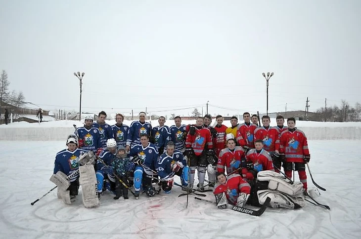 Групповая фотография команд после &quout;Зимней Классики&quout; в Нарьян-Маре 