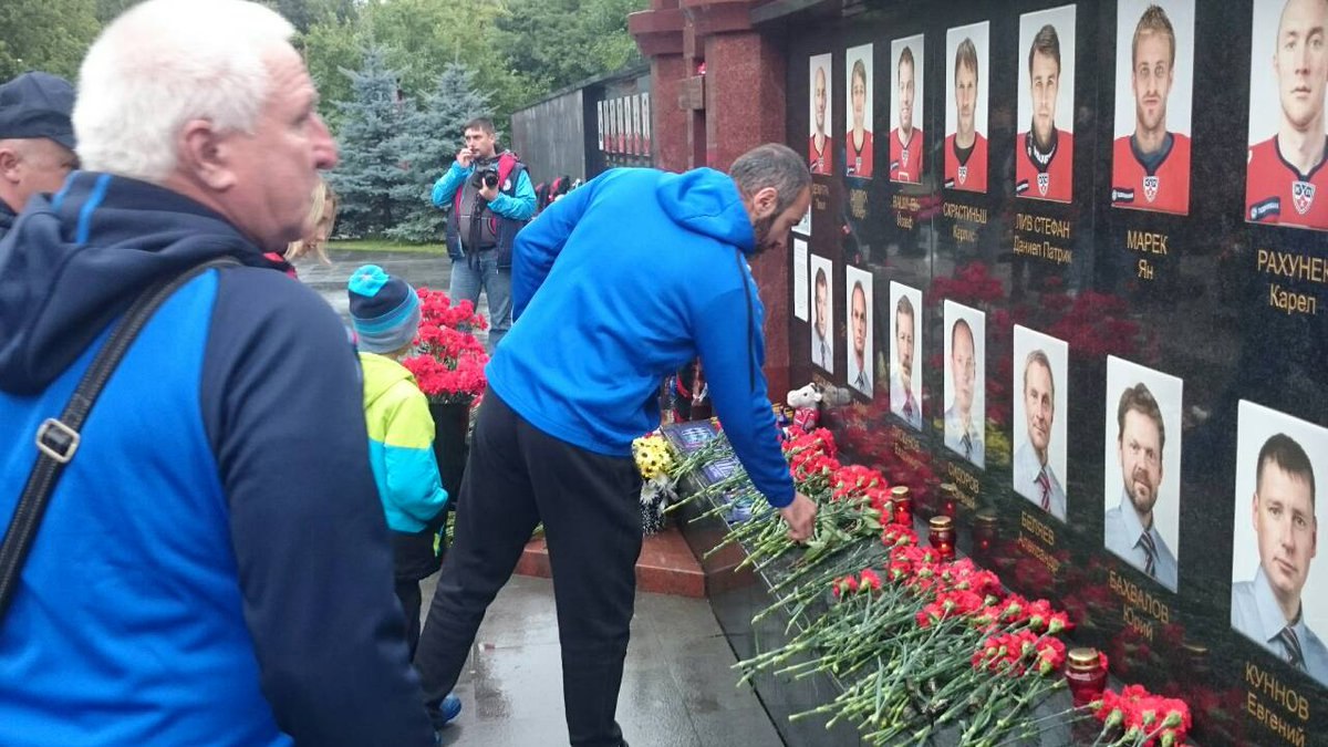 Футболисты «Шинника» посетили мемориал в Ярославле в память о хоккеистах «Локомотива»